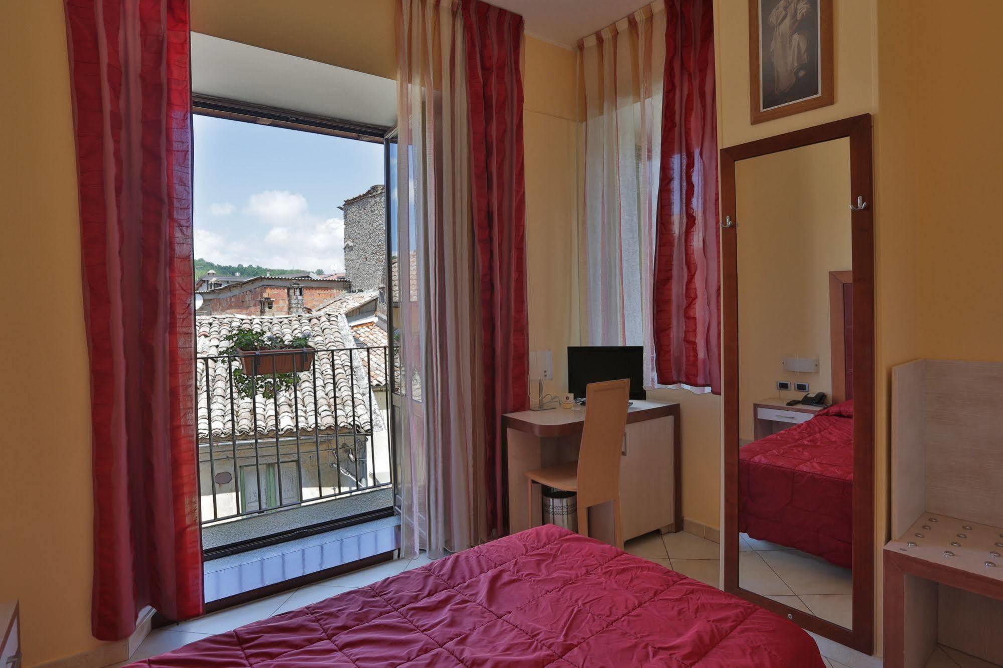 Hotel Conte Ruggero Серра-Сан-Бруно Экстерьер фото